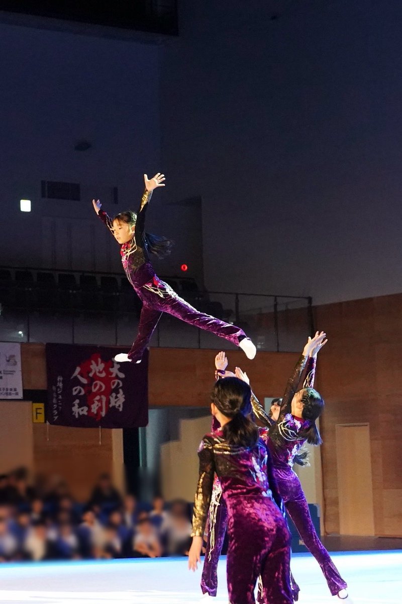 megu_sakuranbo's tweet photo. 組もしっかり飛んでて格好良かった🪽
反りジャンプのシルエット好き〜。
ラストポーズの照明格好良かった✨
中々難しいと思うけど男子新体操やりたい女の子達が続けていける環境が出来ると良いな。素敵な競技だからやりたくなる気持ち凄く分かる。
#男子新体操
#KAGF2026 https://t.co/7QSICEWd0o