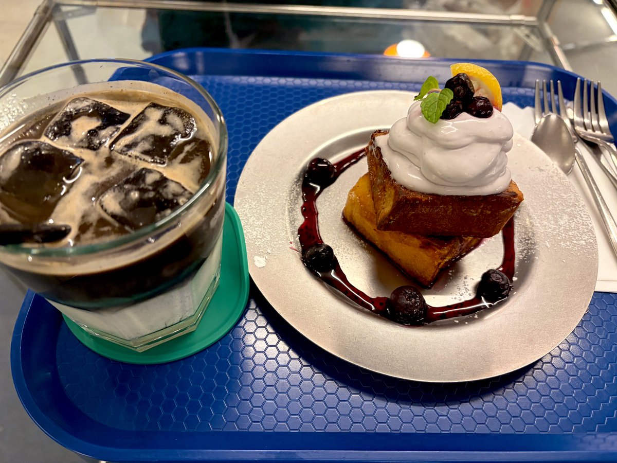 arainami0723's tweet photo. 新大久保にある韓国風カフェ【MoveMove】☕️
　
店内フォトスポットが沢山あって
皆、楽しそうだったな〜笑

ヘーゼルナッツ香る甘いラテに
竹炭の風味が良きなブラックラテ🖤

ブルーベリーフレンチトースト🫐

#MoveMove #ムーブムーブ
#新大久保カフェ #新大久保
#カフェ巡り #カフェ #Caffe  #가페 https://t.co/I4SShHLwdZ
