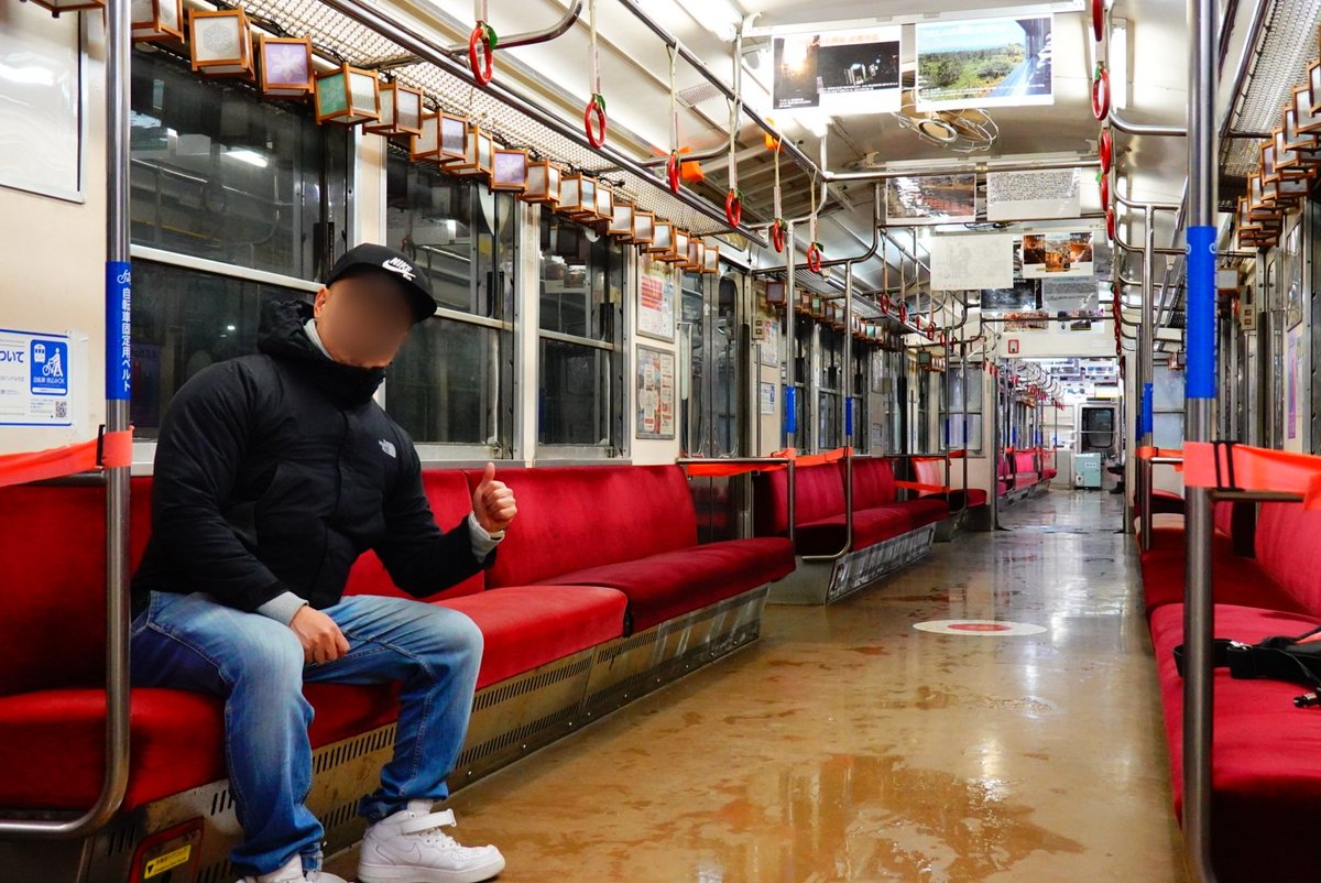 中央弘前駅から乗車した、21時30分発 大鰐線の最終列車。

昭和40年製。多くの若者を乗せて渋谷の街を走っていた車両も還暦を迎えました。

千年駅で反対方向の列車に乗り、再び中央弘前へ。車内の乗客は自分も含めてたった2人。

冬の北国らしい静かな夜汽車の旅でした。

2026-2-6 青森県弘前市にて