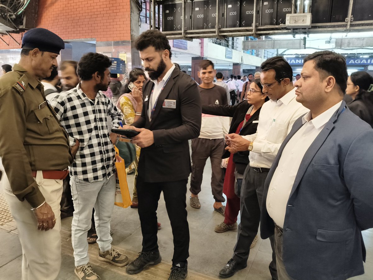 drmhowrah's tweet photo. Your ticket matters. Your responsibility matters.
Magistrate-led checking drive at Howrah Station (11 Feb 2026) detected 647 cases of violations.
Let’s ensure safe, clean and disciplined rail travel.
#TravelWithTicket #CleanStations #HowrahDivision #EasternRailway #PassengerAwareness #RailOne
