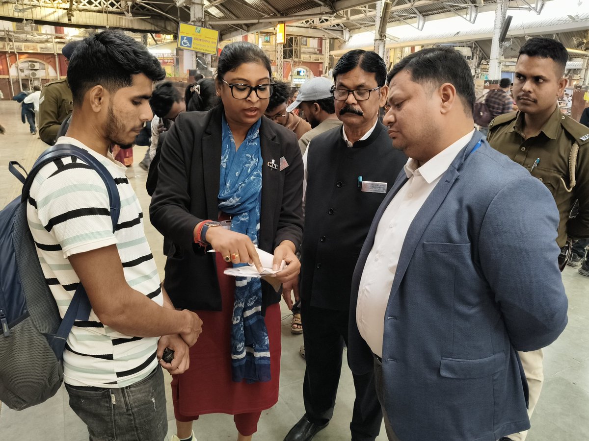 drmhowrah's tweet photo. Your ticket matters. Your responsibility matters.
Magistrate-led checking drive at Howrah Station (11 Feb 2026) detected 647 cases of violations.
Let’s ensure safe, clean and disciplined rail travel.
#TravelWithTicket #CleanStations #HowrahDivision #EasternRailway #PassengerAwareness #RailOne