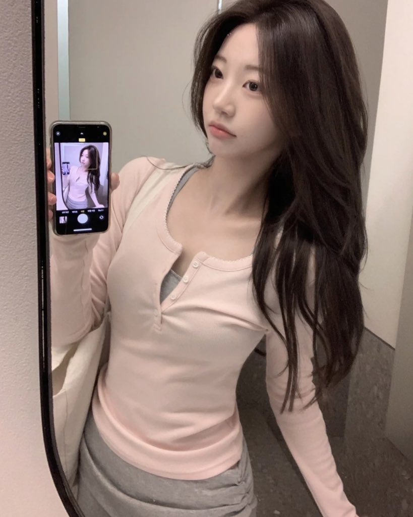 eunnko's tweet photo. 공항 갈 때 편한데 사진 찍기 좋은 코디 추천!!
이 레이스 티셔츠 핑크색 너무 귀여움 ...⑅
그레이색 셔링 레이어드 팬츠랑 코디해준 거
예쁘다! 데일리로 입기 좋은 발레코어 느낌🪽 https://t.co/sT9xIkW1Xy