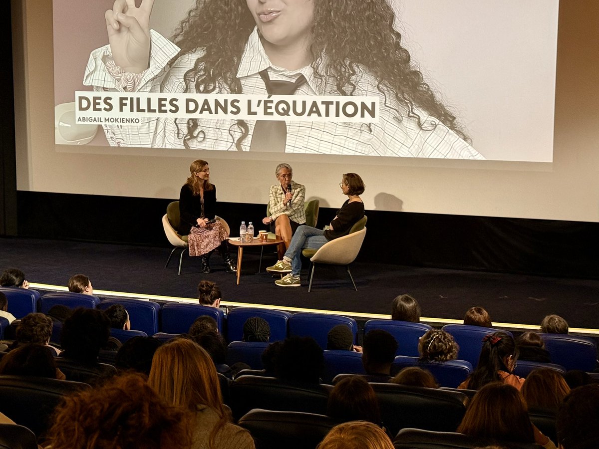 Elisabeth_Borne's tweet photo. En cette journée internationale des femmes et des filles de science, j’ai pu échanger avec des élèves autour du Plan filles et maths que j’ai lancé au printemps dernier. 

A toutes les jeunes filles je veux leur dire, prenez votre place !  On a besoin de vous !

A toutes les femmes qui se sont engagées dans ces voies, parlez, montrez aux jeunes filles que c’est possible.

A tous les adultes qui les entourent, encouragez-les, poussez-les !

Merci à Abigail Mokienko pour la réalisation de son documentaire sur la place des filles dans les maths et à @FranceTV pour l’organisation de cet échange.