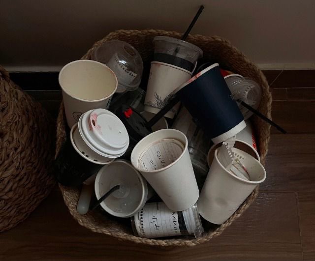 zahraaa_87's tweet image. أنا بخير 
ولكني اشرب أكواباً من القهوة 
بدلا من كوبٍ واحد في اليوم .