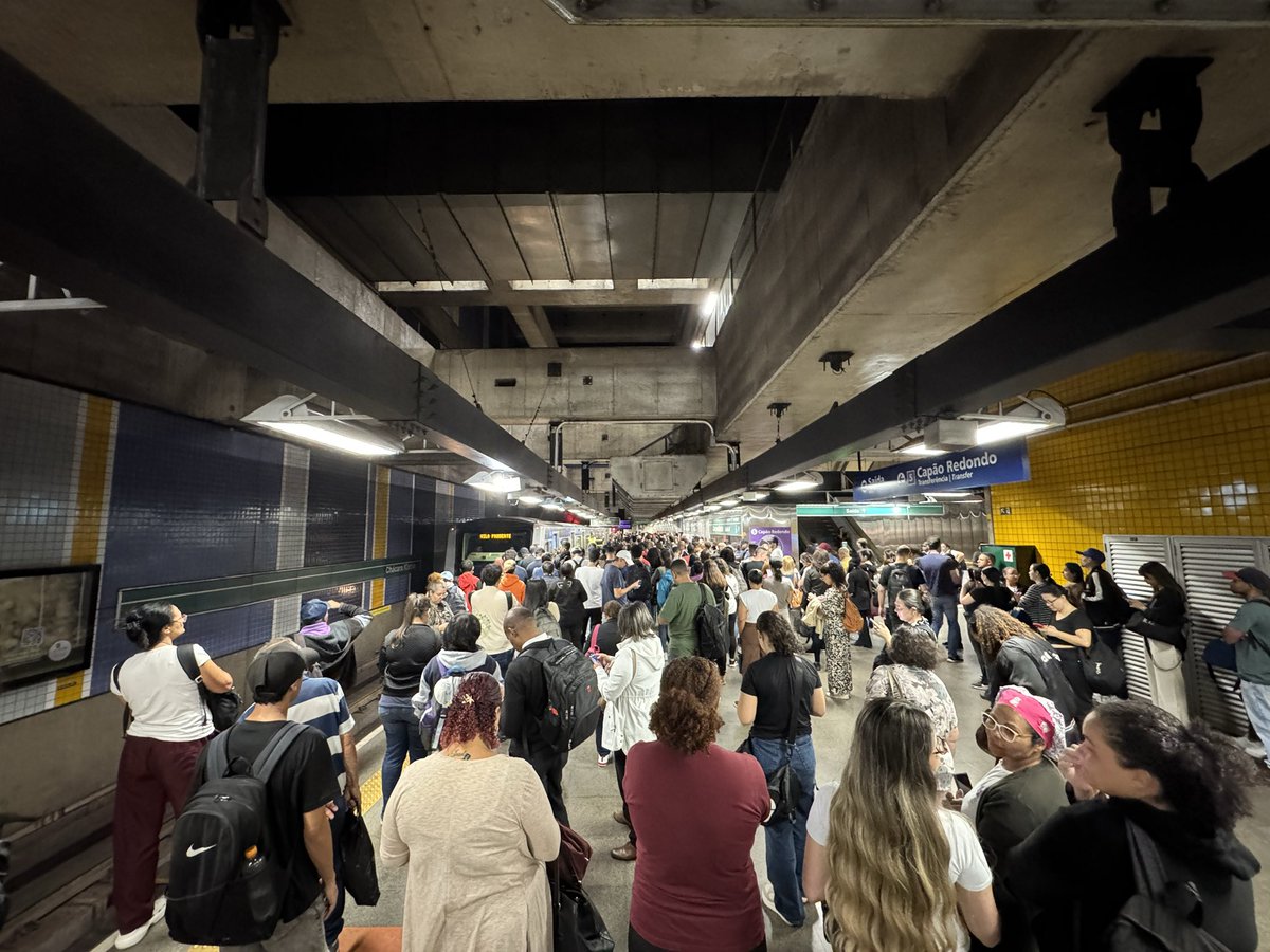 Voltando do treino, cheguei na estação Chácara Klabin no exato momento que um usuário caiu na via. Se você vai pegar a linha verde do metrô na próxima 1 hora, esqueça.