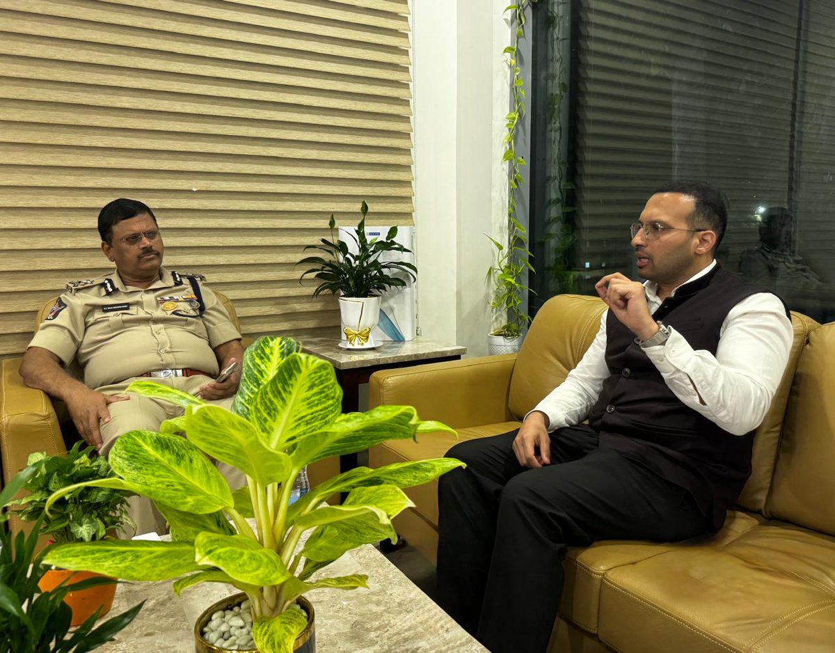 Dedicated to efficient service delivery with integrity:   
Dr.Suyash Chavan IFS, RPO Vijayawada called upon Sh. SV Rajasekhar Babu,IPS, Commissioner of Police, Vijayawada City - Discussions held on curbing unlawful activities &amp; improving interdepartmental coordination.