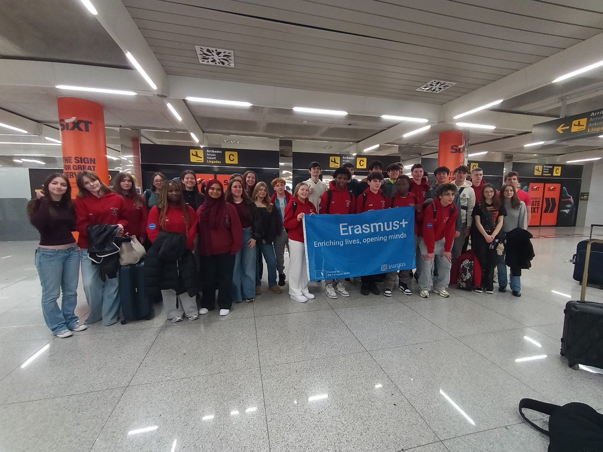 ✨ Benvinguts alumnes irlandesos d’Erasmus! ✨
Ja són aquí els estudiants de 1r de Batxillerat d’Irlanda, i avui han començat l’aventura coneixent el centre de Palma. Una experiència única per compartir cultura, aprendre i crear nous llaços! 🌍🤝
