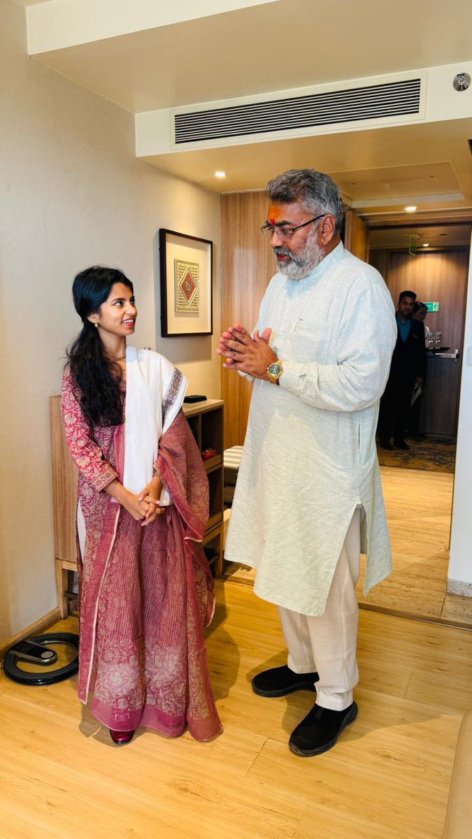 બિહાર વિધાનસભા ના ભાજપના ધારાસભ્ય અને જેમના પર શ્રી સરસ્વતી માતાની કૃપા છે તેવા ગીરનારી મહારાજના ભજન ગાવા આવેલા શ્રી મૈથિલી ઠાકુર નું ગીરનાર ની પવિત્ર ભૂમિ પર સ્વાગત કર્યું.
<a href="/maithilithakur/">Maithili Thakur</a> 
#2MandviVidhansabha