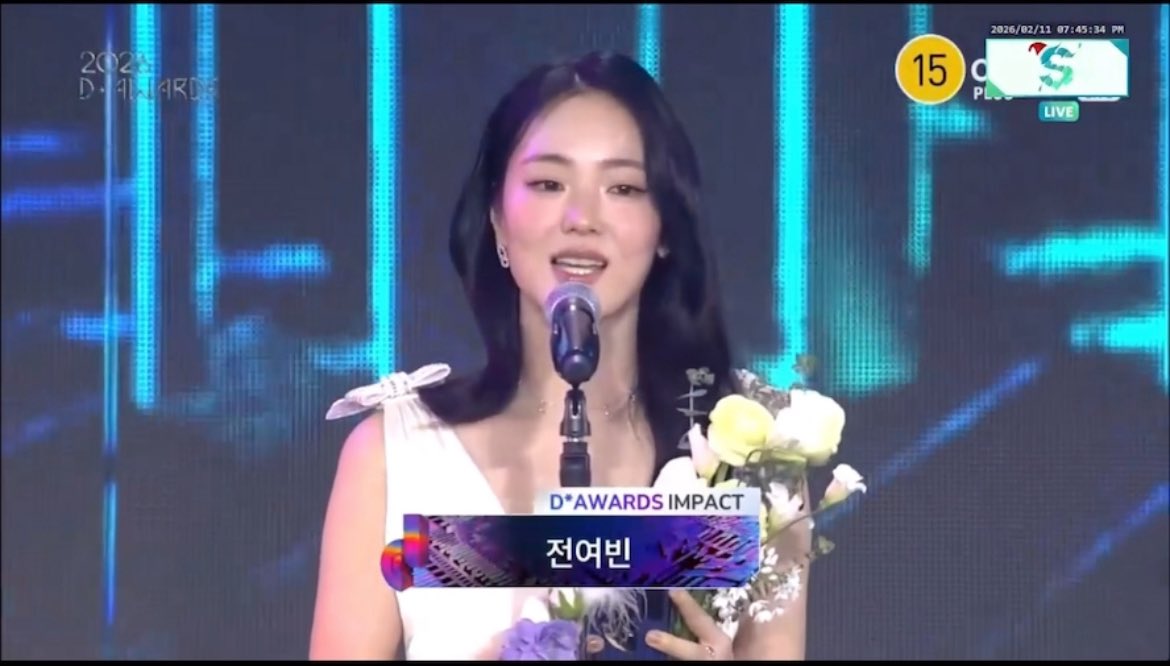 jeon yeobeen universe tweet media