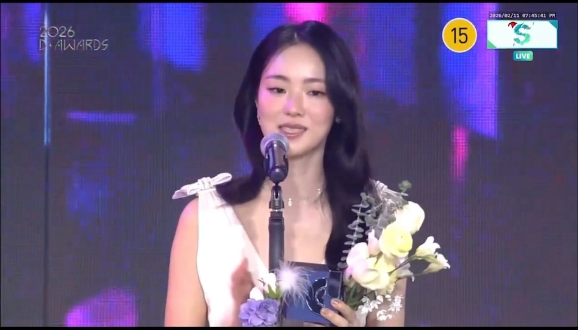 jeon yeobeen universe tweet media