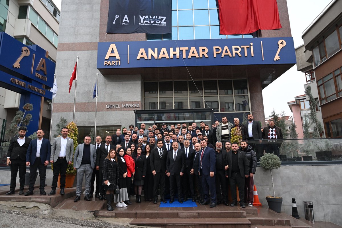 Anahtar Parti Yozgat İl Teşkilatımız, Genel Başkanımız Sayın Yavuz Ağıralioğlu’nu Parti Genel Merkezimizde ziyaret etti. Kendilerine nazik ziyaretleri için teşekkür ediyoruz.