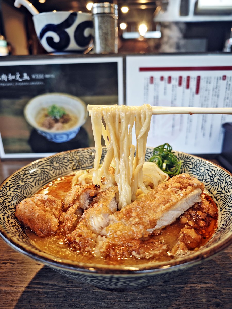 限定「味噌パーコー麺」１４８０円🍁らーめん楓
揚げたてのパーコーは、衣がきめ細やかに色づき、口に入れた瞬間にサクッと小気味よい音を立てます。噛みしめるたび、閉じ込められていた肉汁と脂がジュワッとあふれ出し、口いっぱいに旨味が広がります。食欲を思いきり解放したい時に味わってほしい。