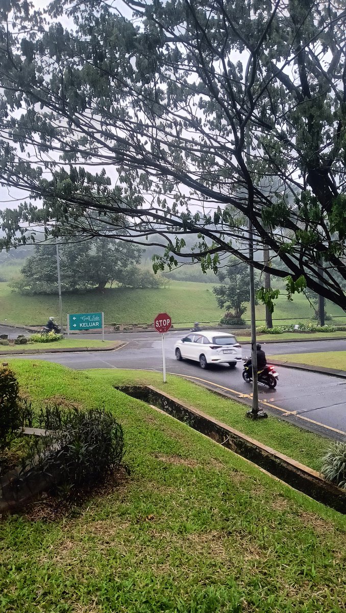 4r17_'s tweet photo. Air di permukaan awan telah surut, menyisakan keheningan yang sejuk. Sore hari ini pun cukup sepi. Hanya ada beberapa kendaraan yang menyapa sepasang sepatu. https://t.co/zuxAXuRwQd