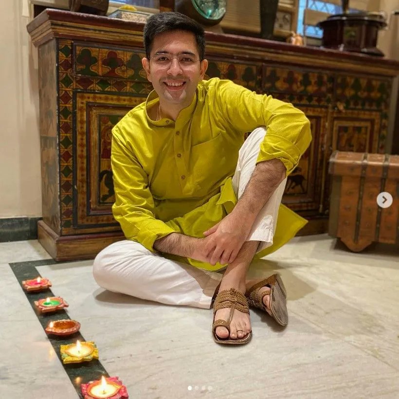 राघव चड्ढा जैसे नेता को कभी वोट मत देना . . .

राघव चड्ढा के काले कारनामे पूरा पढ़ें,

आपको हैरान कर देने वाली सच्चाई, ये ऐसा सांसद है जो नेता होकर आम आदमी की बात करता है। 

एयरपोर्ट पर,
₹100 का पानी अब ₹10 का करवा दिया। 
₹250 की चाय ₹10 की करवा दी। 
₹20 की कॉफी,
₹350 का