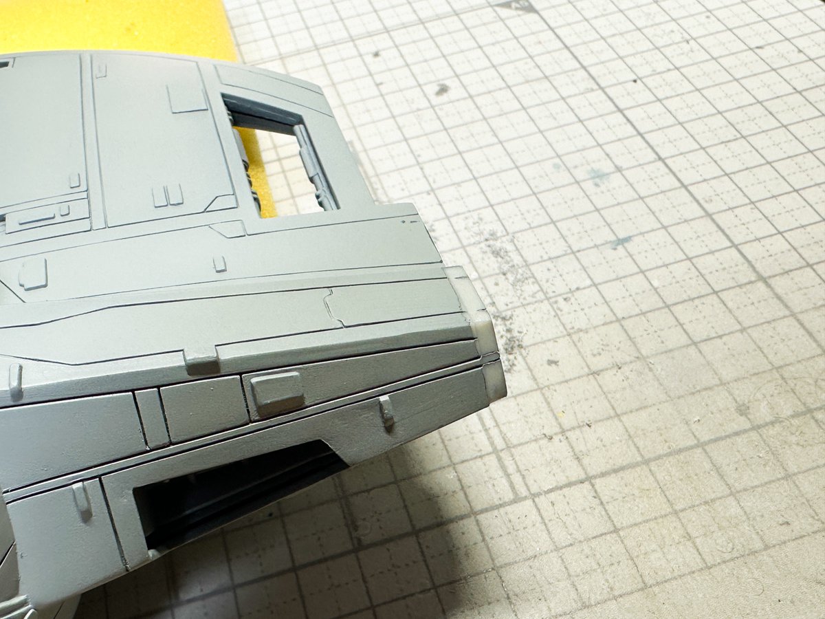 Ani_Kuzunishi's tweet image. 機体の基本塗装が終わった。マスキングを取ると久々にヴェイダー卿が顔を覗かせる。ご無沙汰です。お待たせしてスミマセン。
ソーラーパネルを当ててみると右側だけガタ付きがあったので機体端をヤスリで削って調整。仮組みでも気付かなかった己を怨みつつ今日は終了。
#amt #TieAdvancedX1 #StarWars