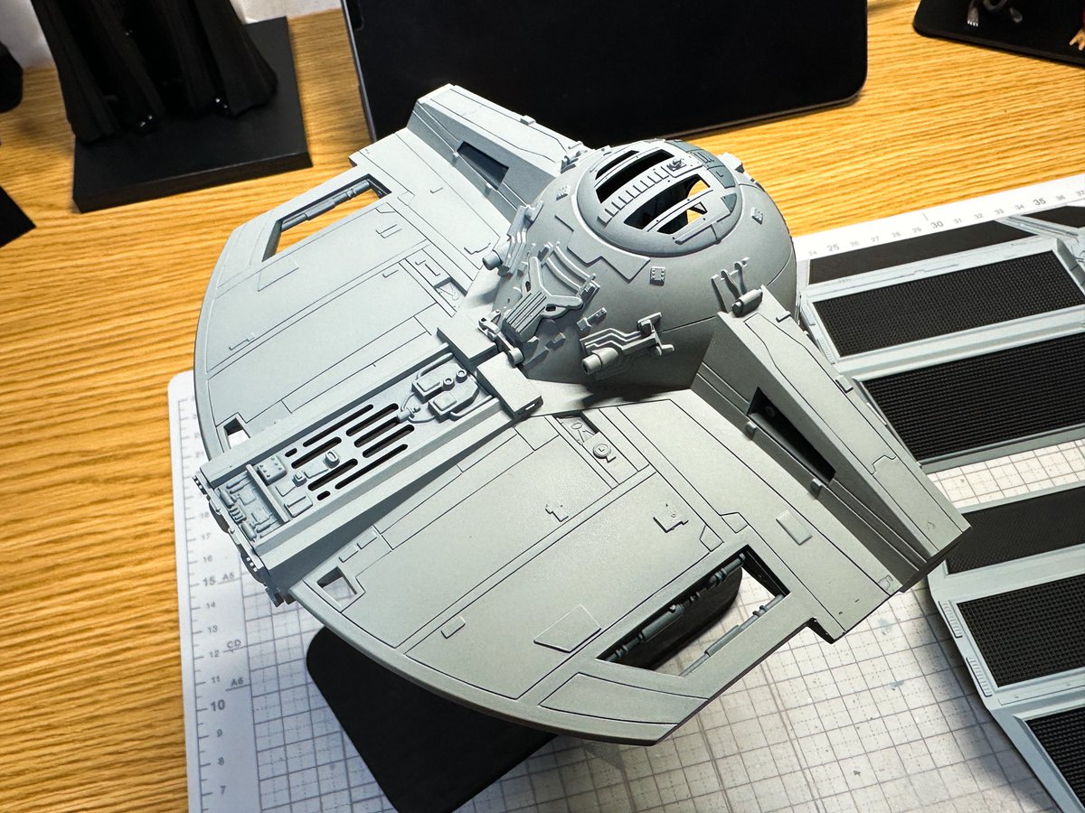 Ani_Kuzunishi's tweet image. 機体の基本塗装が終わった。マスキングを取ると久々にヴェイダー卿が顔を覗かせる。ご無沙汰です。お待たせしてスミマセン。
ソーラーパネルを当ててみると右側だけガタ付きがあったので機体端をヤスリで削って調整。仮組みでも気付かなかった己を怨みつつ今日は終了。
#amt #TieAdvancedX1 #StarWars