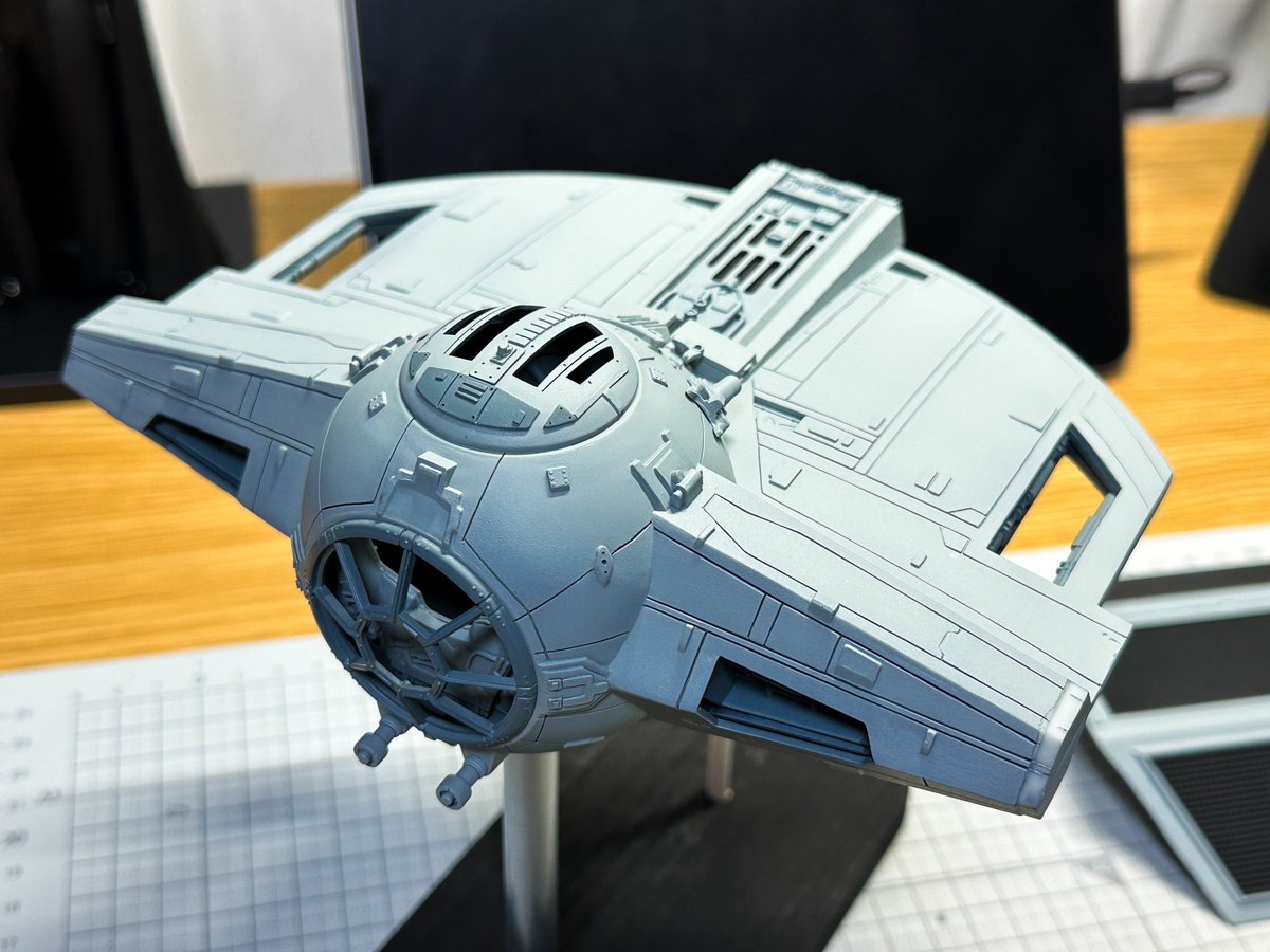 Ani_Kuzunishi's tweet image. 機体の基本塗装が終わった。マスキングを取ると久々にヴェイダー卿が顔を覗かせる。ご無沙汰です。お待たせしてスミマセン。
ソーラーパネルを当ててみると右側だけガタ付きがあったので機体端をヤスリで削って調整。仮組みでも気付かなかった己を怨みつつ今日は終了。
#amt #TieAdvancedX1 #StarWars