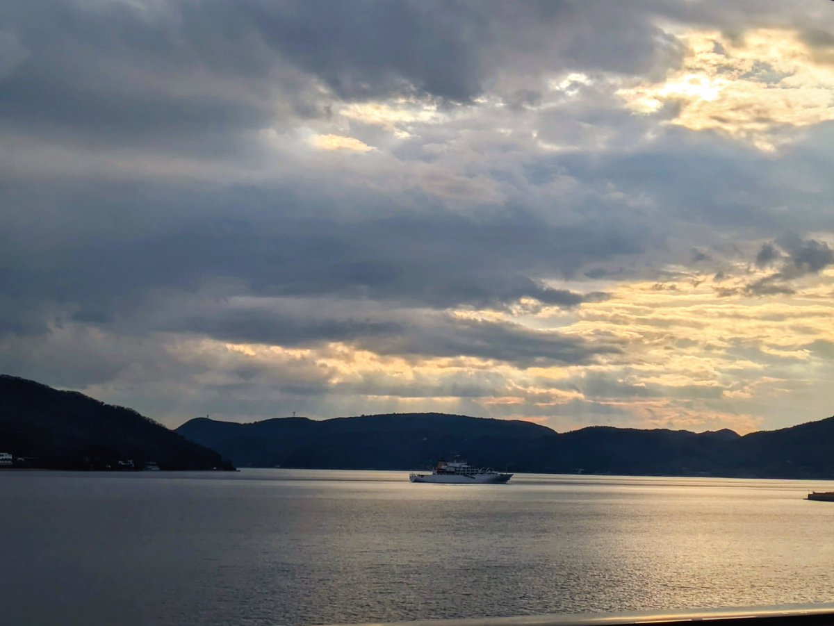 asayake_mn's tweet photo. XのPRに釣られて初めての小豆島旅行、0歳娘と家族3人で泊まった宿がすごかった…✨
海が目の前に広がるラウンジ、夕暮れの景色にうっとり🌅
お洒落な飲み放題バーカウンターに、夜はパエリアディナーコース🌃
贅沢な島🏝時間、最高…☺️
#小豆島旅行 #家族旅行 #赤ちゃん連れ旅行 #瀬戸内海 https://t.co/oswulzE9nT