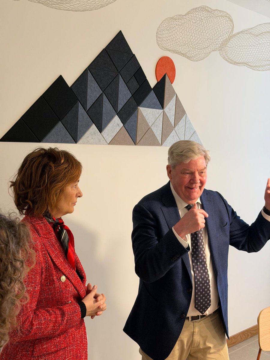 🏡La visita de Bragi Guðbrandsson, fundador del modelo #Barnahus, a la Barnahus de Vitoria-Gasteiz refuerza el compromiso con una atención integral y sin revictimización para niños y niñas víctimas de violencia sexual. Un paso decisivo en la protección de la infancia 👧👦