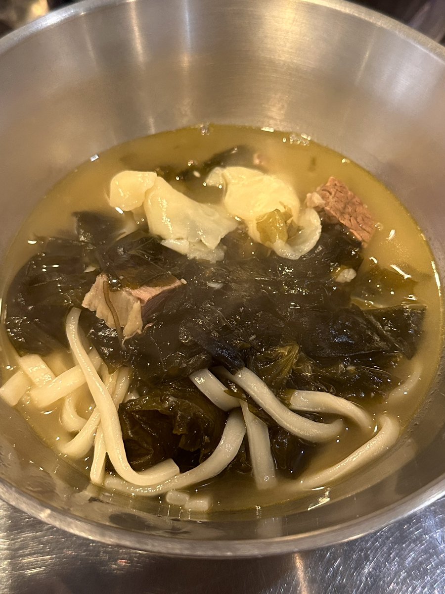 aespaのカリナ＆ジゼルが本気でおすすめする
「わかめ鍋」の穴場店！！

聖水 (ソンス) でウェイティングができることでも有名なので、ピーク時間を外して行くのがおすすめです🙆‍♂️

📍シルビオク
uritrip.com/gourmet/restau…