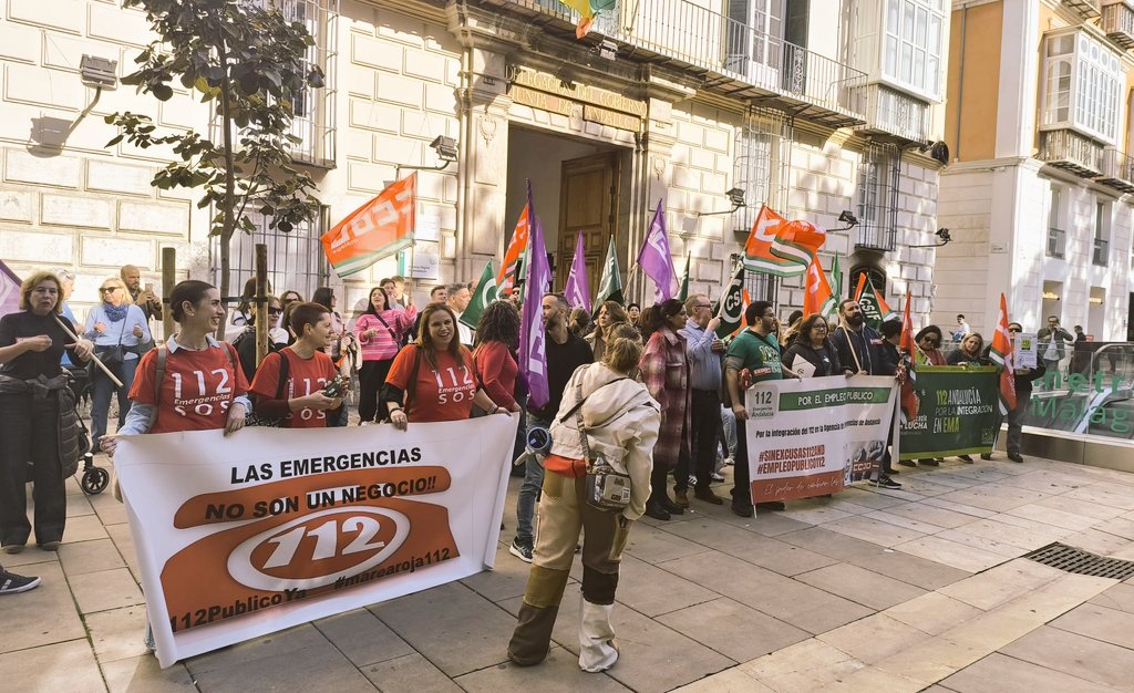 <a href="/JuanMa_Moreno/">Juanma Moreno</a> <a href="/E112Andalucia/">EMA 112</a> Sr <a href="/JuanMa_Moreno/">Juanma Moreno</a> los Andaluces deben saber que.. Las trabajadoras de #Emergencias112Andalucía somos un ejemplo de Precariedad y Privatización del <a href="/ppandaluz/">PP de Andalucía</a>

Y que Hoy estamos en #huelga112 para mejorar un Servicio Esencial para #Andalucia
#CondicionesDignas112And