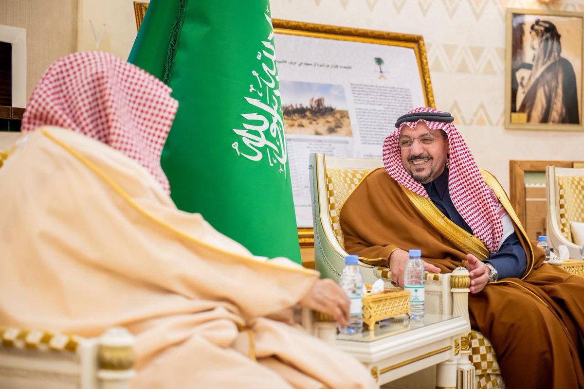 EmarahAlQassim's tweet photo. أكد سموه أن المملكة -ولله الحمد- تحظى بعناية القيادة الرشيدة -أيدها الله- في دعم العلماء وطلبة العلم، وتعزيز رسالتهم في نشر الوسطية والاعتدال، وترسيخ القيم الإسلامية السمحة، بما يسهم في خدمة المجتمع وتعزيز تماسكه..

سمو #أمير_منطقة_القصيم يستقبل امام وخطيب المسجد الحرام معالي الشيخ الدكتور صالح ابن حميد .