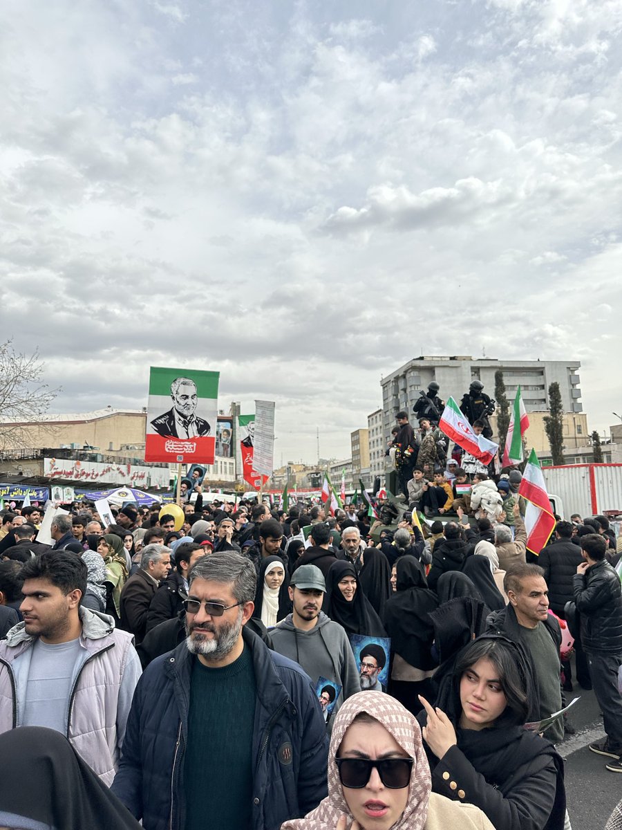 به خویشان، به دوستان، به یاران آشنا
به مردان تیزخشم که پیکار می کنند
به آنان که با قلم تباهی دهر را
به چشم جهانیان پدیدار می کنند

بهاران خجسته باد/

و این بند بندگی، و این بار فقر و جهل
به سرتاسر جهان، به هر صورتی که هست

نگون و گسسته باد/