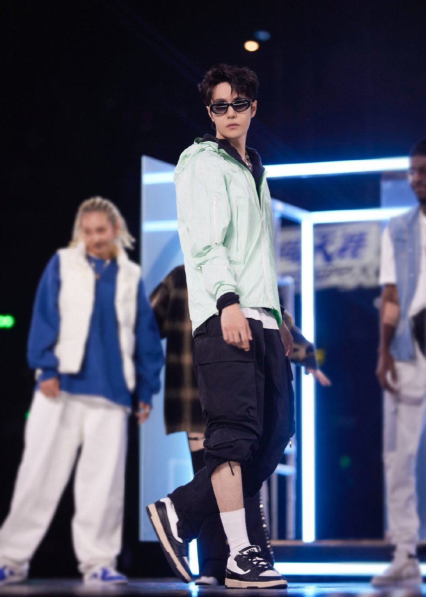 fallinginyibo85's tweet photo. ใครจะเฟี้ยวกว่าพี่ป๋อ https://t.co/AQ5hZ1EIgW