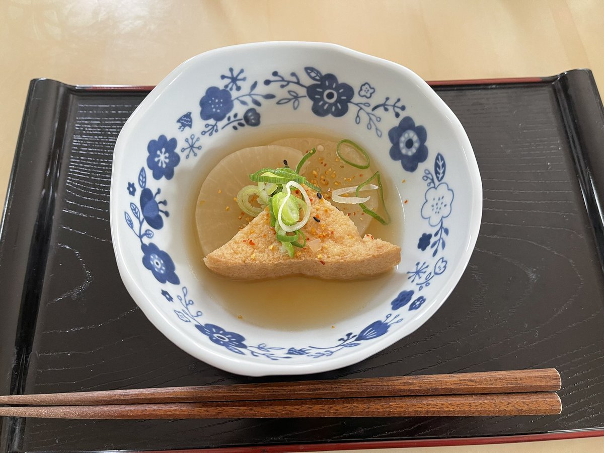 pankopanda's tweet photo. 祝日でお休みの今日。
だぁりん様が、
食材を買って来てくれて
厚揚げと大根煮を
作ってくれました。

懐かしい、優しくて
美味しい～❤️

#晩ごはん #晩酌
#1人暮らし #おうちごはん
#煮物 #ビール
#幸せ https://t.co/AtyhMn53Gv