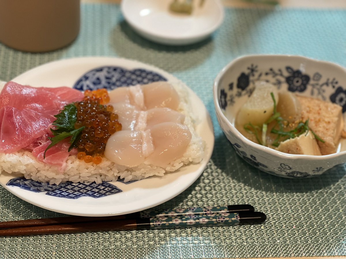 pankopanda's tweet photo. 祝日でお休みの今日。
だぁりん様が、
食材を買って来てくれて
厚揚げと大根煮を
作ってくれました。

懐かしい、優しくて
美味しい～❤️

#晩ごはん #晩酌
#1人暮らし #おうちごはん
#煮物 #ビール
#幸せ https://t.co/AtyhMn53Gv