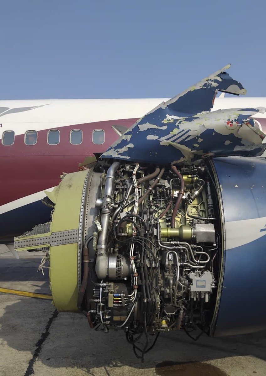 NigeriaStories's tweet image. Photo of the plane engine 😳