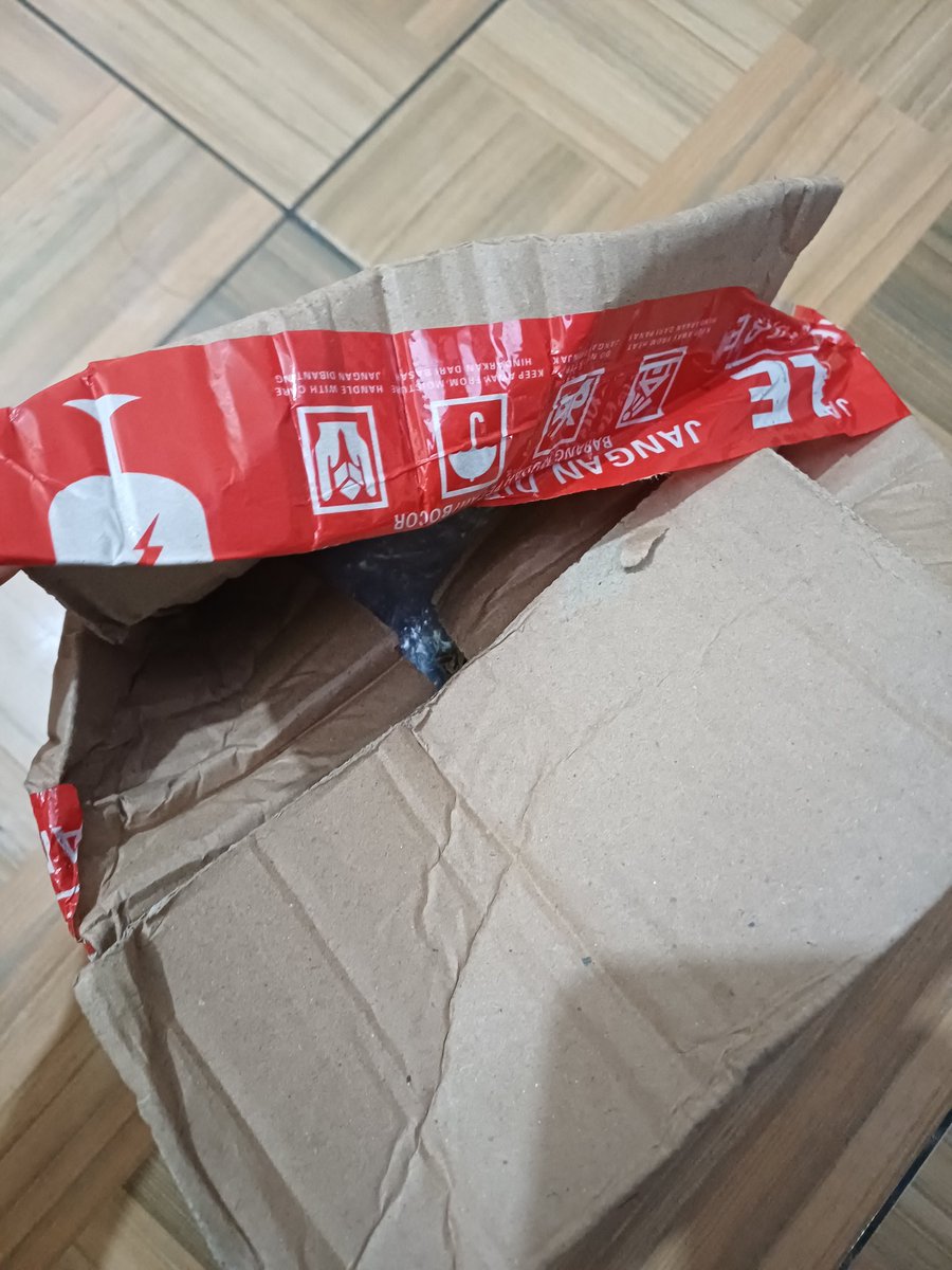 HemasJenari's tweet photo. @sunfpie97 @ShopeeID Barusan banget kejadian lagi, paket skincare dateng kondisi udah kebuka begini. Alhamdulillah isinya aman walaupun sempet su'udzon garagara packing nya udah begini 😭😭 https://t.co/9vh3VKce3a