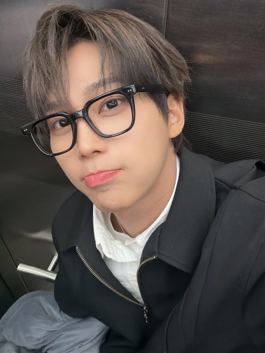[#준서]

지친 수요일에 힘을 주러 온 나

#BAE173 #비에이이173 
#JUNSEO