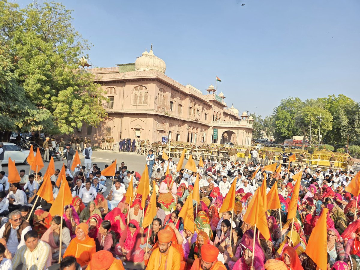#खेजड़ी_बचाओ_महापड़ाव का दसवां दिन। #खेजड़ी_सरंक्षण_क़ानून_लागू_करो 
#खेजड़ी_बचाओ