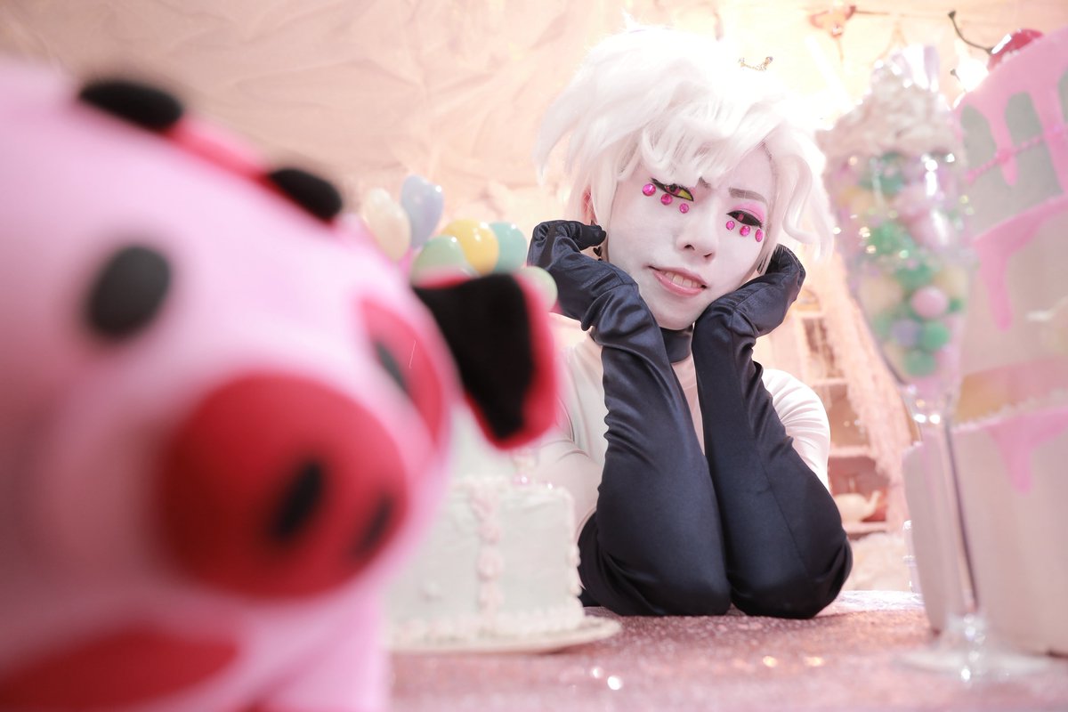 【cosplay/Hazbin Hotel】
Angel Dust🕷️♡🐷

　What are you doing, Nuggets?

Photo:かるろすさん<a href="/padawan_c/">国際肉テロリスト★かるろす</a> 
Studio: <a href="/kyaramodestudio/">キャラモードStudio໒꒱· ﾟ本店</a>

#HazbinHotelcosplay #Angeldust