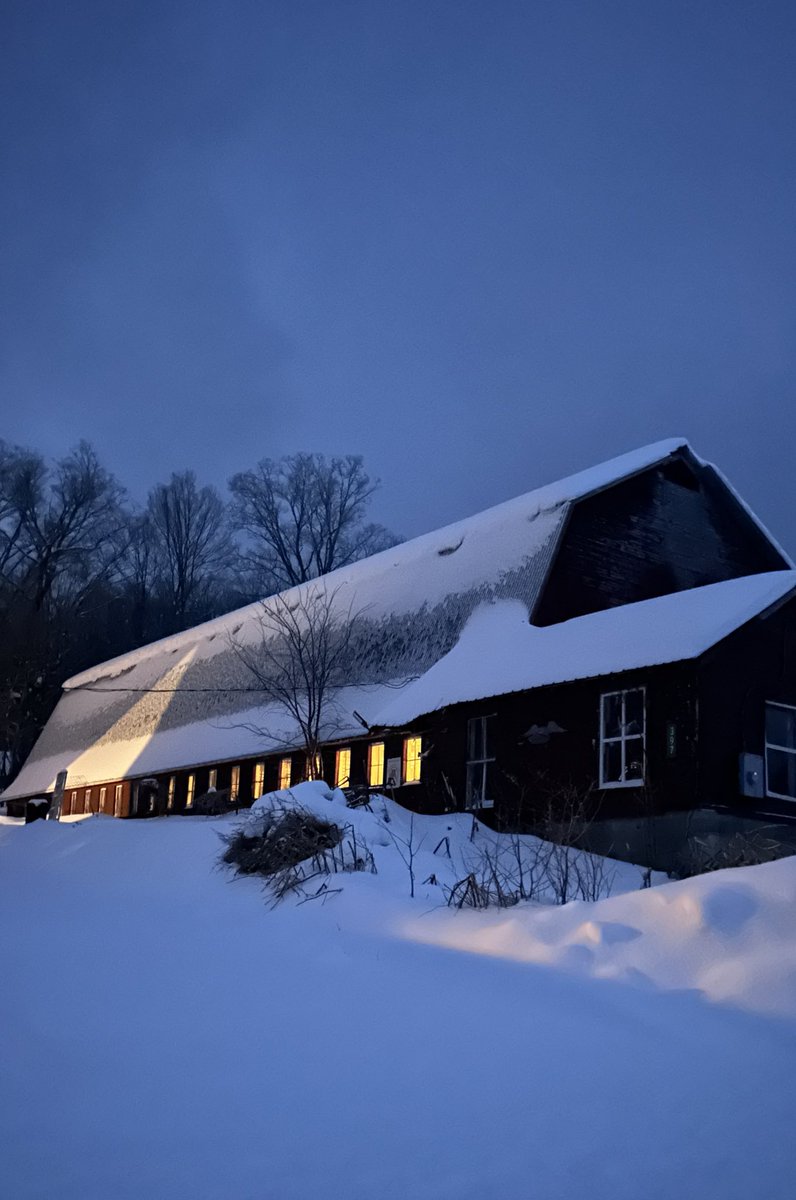 anson_ag's tweet image. Calm morning on the Hill after an overnight snowfall — close to 6 inches of sugar snow. ❄️
Wheels up for @StrattonResort today to talk Vermont farming and food with @foxweather @IanOliverWX vermontpublic.org/weather 🌾🥛 #VTAg #Vermont #maple