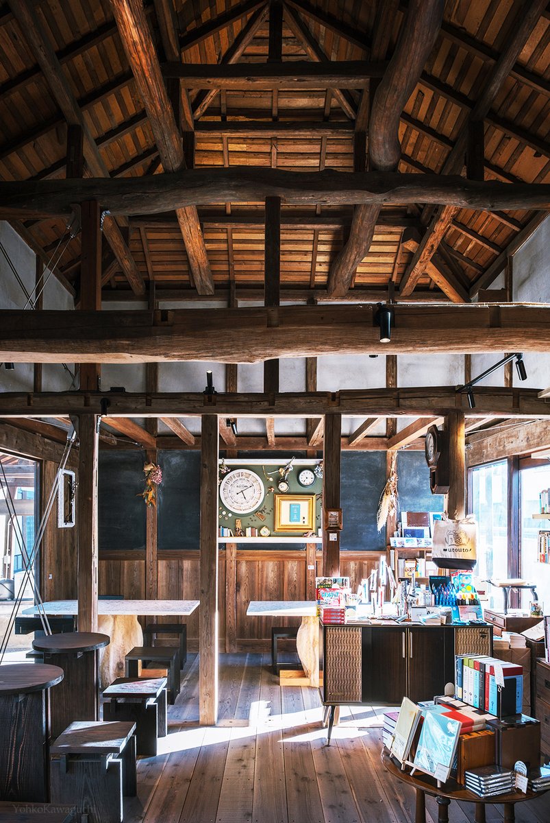 50年閉ざされていた薬医門が開き、暖簾がひるがえる……400年続く旧家が蔵を再生。黒漆喰の蔵の中にオープンしたのは、焼き菓子が人気のカフェと、タイムトラベル専門書店。

「維持管理が難しいので取り壊す」から「再生して地域のための場所に」へ変わった選択の物語を取材させていただきました。