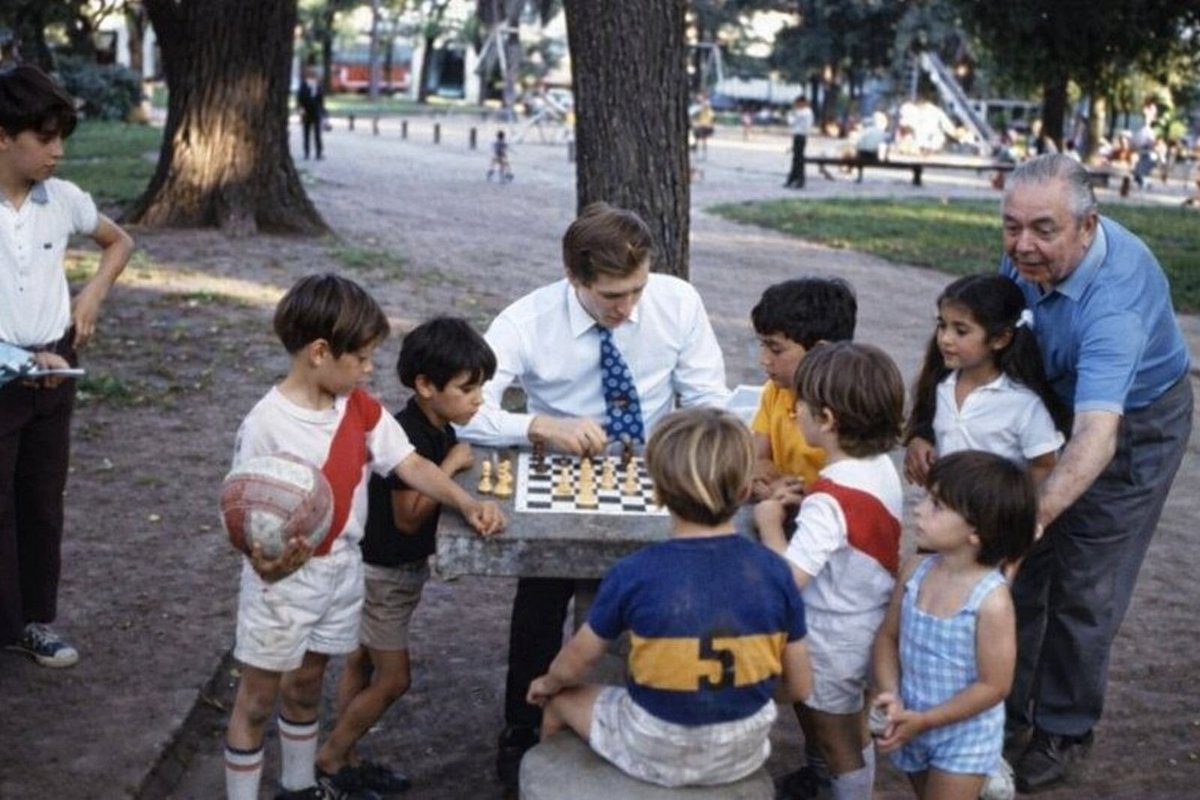 Bobby Fischer enseña ajedrez a niños en el Parque Lezama. 1971.
A los 28 años y en la cumbre de su genio, está en BsAs  donde vencerá a Tigran Petrosian por el Torneo de Candidatos.
Luego retará y vencerá al campeón Mundial Boris Spassky en el célebre match de 1972 en Reykjavik.
