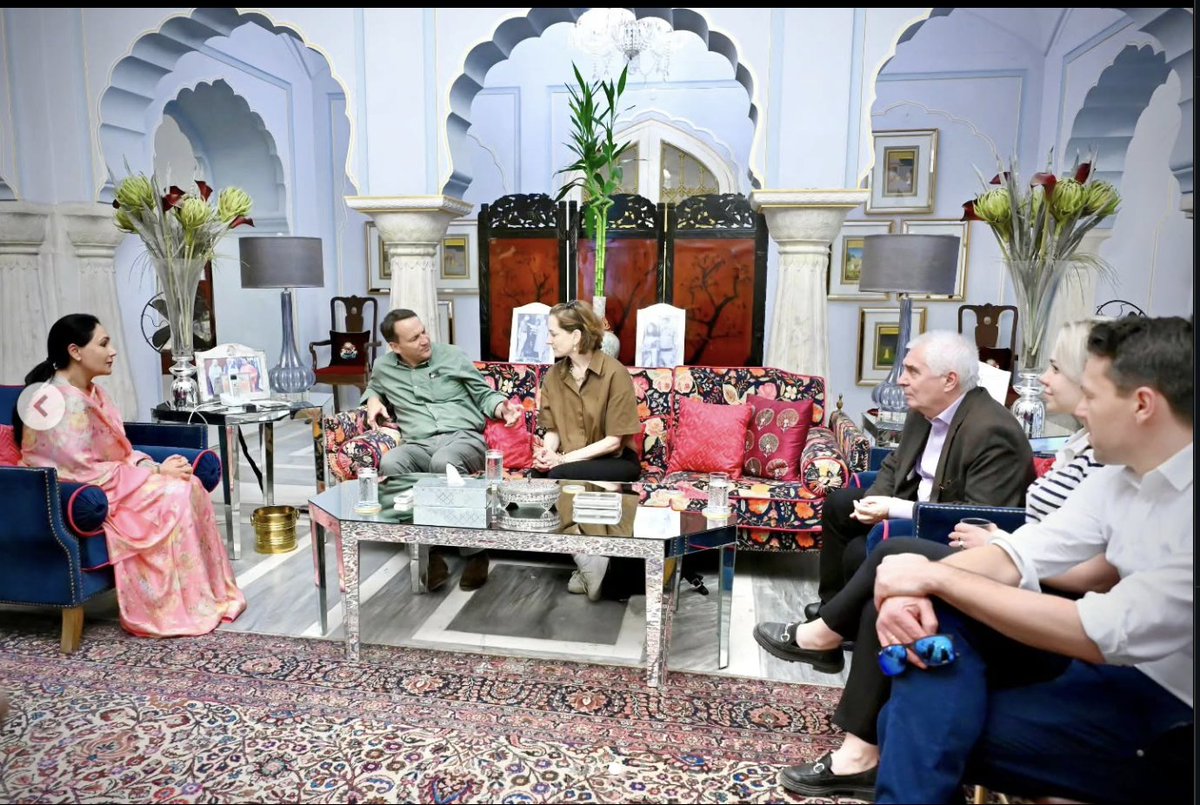 Czy MSZ już wyjaśniło na jakich zasadach #Sikorski wozi w podróże zagraniczne państwowe swoją żonę, która w każdym tekście hejtuje Trumpa i napisała książkę zachwalającą Nord Stream? Czemu jej obecność jest ukrywana przed Polakami na oficjalnych materiałach z wizyty w Indiach?