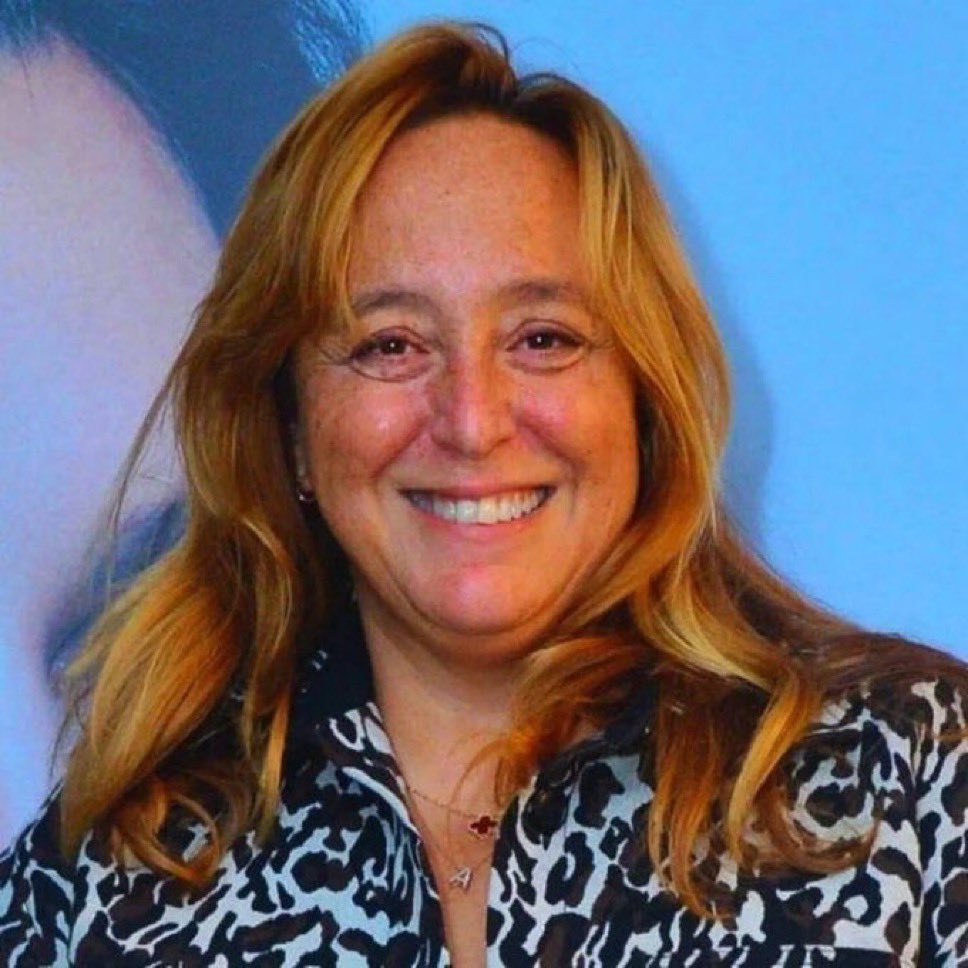 Menajer Ayşe Barım'a, “Türkiye Cumhuriyeti Hükümetini ortadan kaldırmaya teşebbüs” suçundan 12 yıl 6 ay hapis cezası verildi.

(Sözcü)