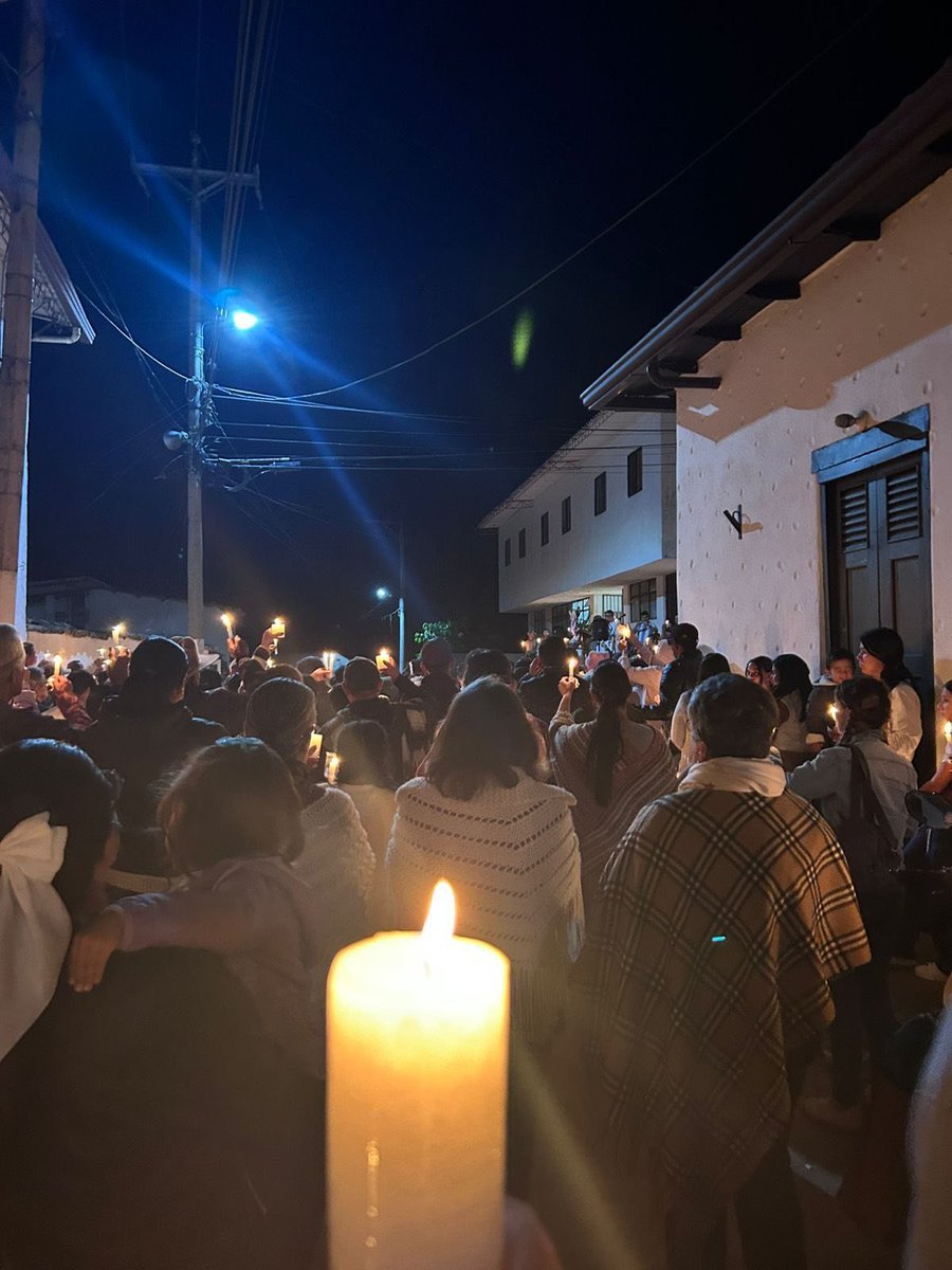 CaracolBga's tweet photo. 🕊️🕯️#EnImagenes | Así acompañaron familiares y vecinos la velatón en memoria de Daniel Ballesteros, el niño de 10 años que murió en Tona, Santander, en un caso que aún es investigado por las autoridades. https://t.co/cOFis5xY0d