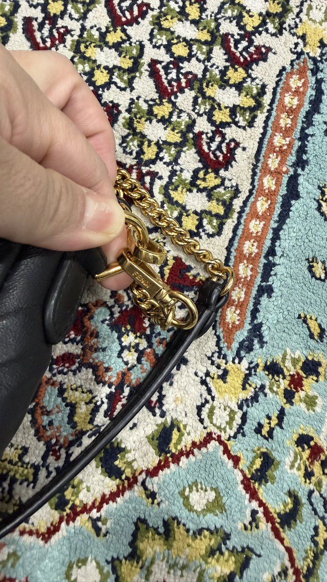BalqisMeor's tweet photo. Hi guys. Nak letgo this baby. I mmg suka bag kecil. This bag 9/10 la condition preloved. Akan dpt bag sahaja. Nak letgo sbb tak pakai. Rugi, kena hisab. HAHAHA. Harga retail dlm RM10k +++, saya jual RM5k and masih boleh nego. Cuma mmg ada sign of used dkt hardware. https://t.co/XHi5ZTAW5D