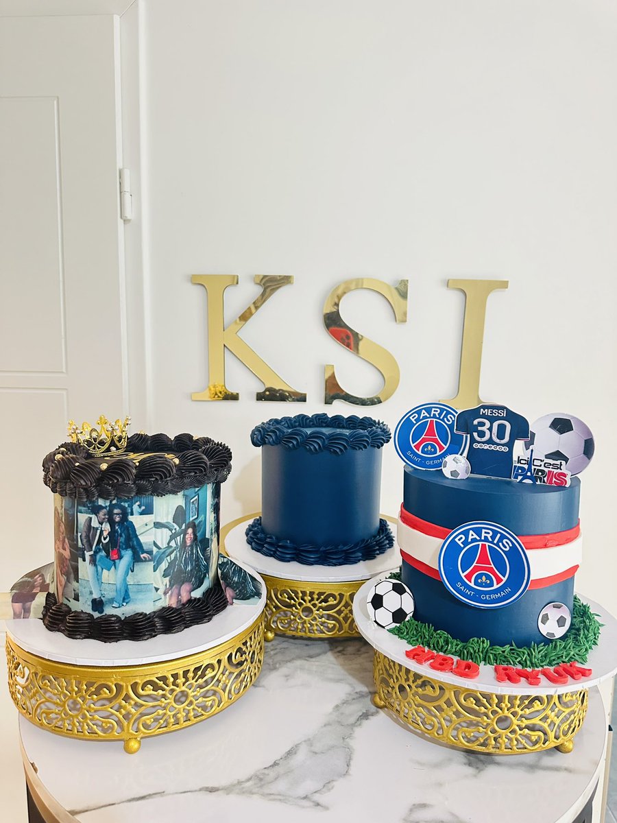 Layercakes, Cupcakes, Numbercake, Mignardises salées ❤️

Pour vos anniversaires ou tout autre évènement n’hésitez pas☺️

WhatsApp: +33751010148 pour commander 🥰

Île de France 
Livraison possible 

#RT #MercrediBiz