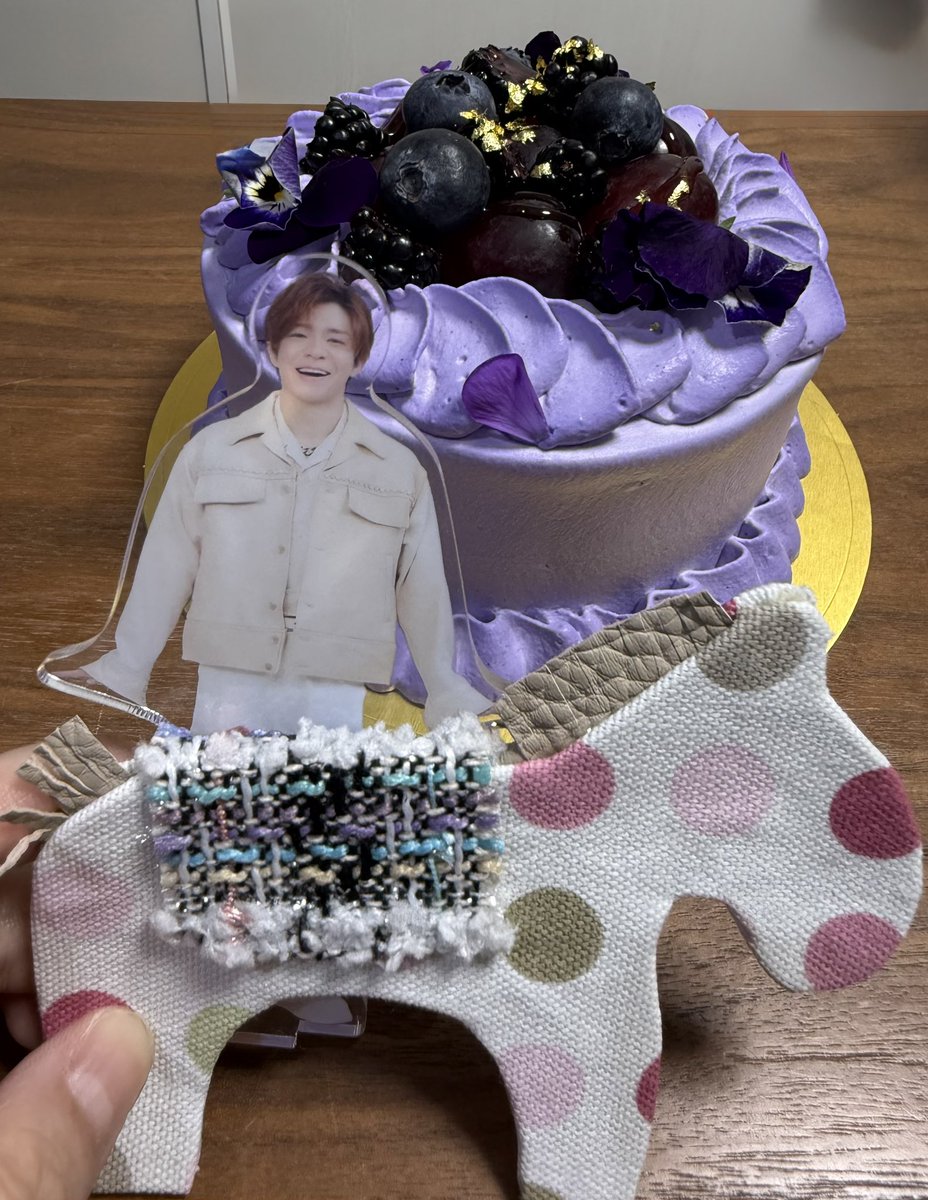 saemi__KP's tweet photo. 美味しくいただきました☺️

こんなにも紫なケーキ、初めてでした！
中はイチゴが入っていて、甘さ控えめフルーツいっぱいで大満足♡♡

お友達からもらった、
幸運のお馬さんと一緒に🐴

ハイアット セントリック 銀座 東京
NAMIKI667

#WorldofHyatt 
#YutaKishi https://t.co/TUueLPQoox