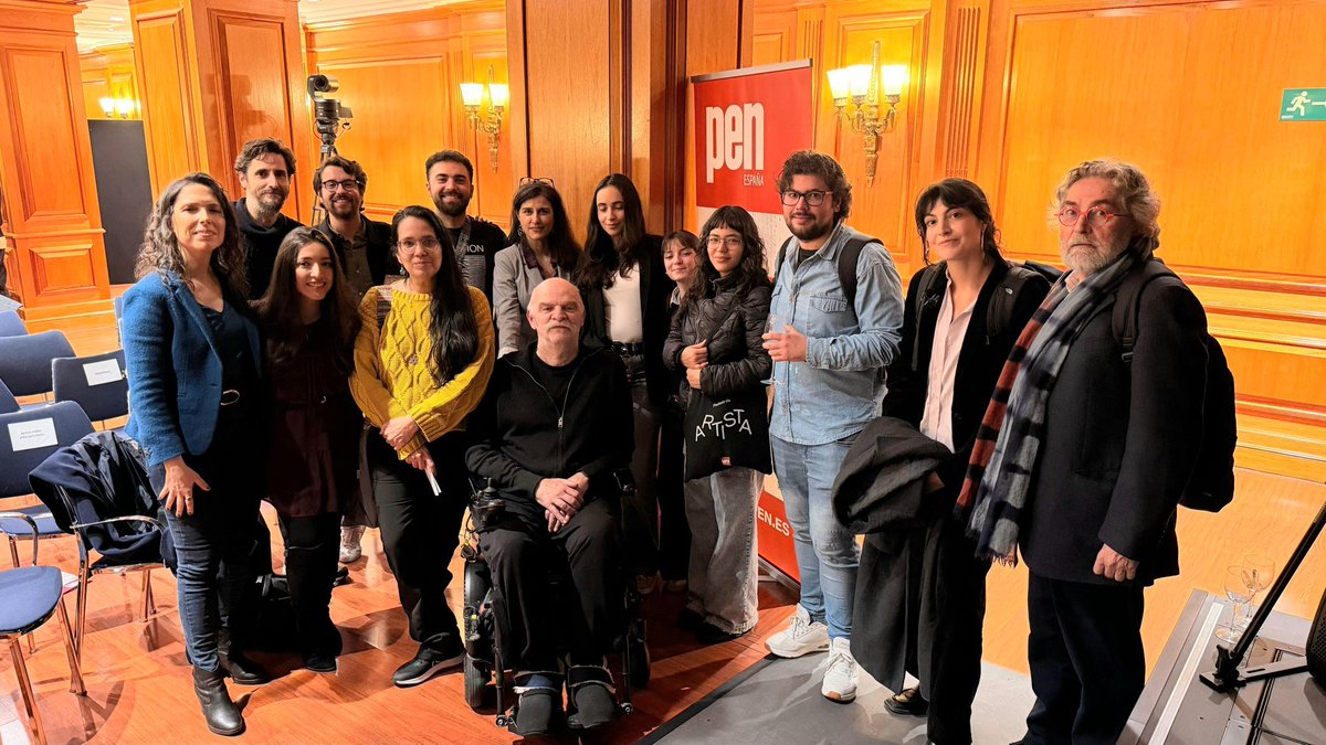 ARubioCampana's tweet photo. @EspanaPen
"Un mundo de voces. Una pluma libre".
El Máster de Periodismo Investigación de la URJC/El Confidencial @masterelconfi    colabora con PEN España.
Y disfrutamos, escuchamos y aprendimos de maestr@s como Marta Bonet, @JuanDiegoBotto , @olgarodriguezfr y @martin_caparros https://t.co/aqO8NVorEc