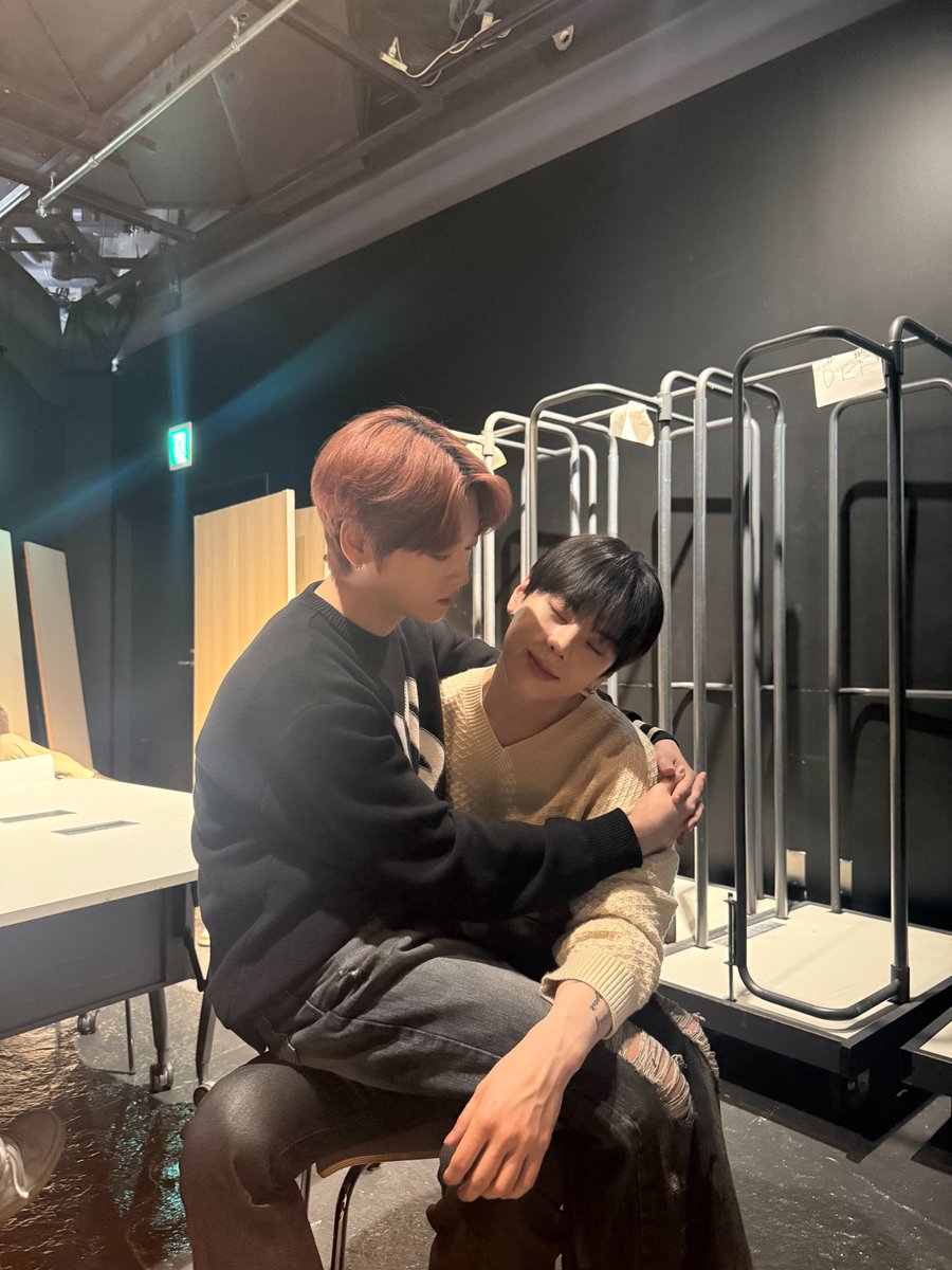 [#동한] 장대현이 생일추카한다잉
형 생일선물로 나도 두쫀쿠줘🍪
😘🥳🎉🎂🎊🎁