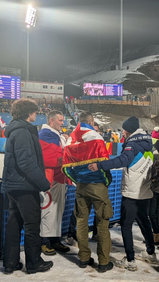 Slovenački biciklista Primož Roglič, olimpijski prvak, pojavio se na Zimskim olimpijskim igrama u Milanu sa zastavom Jugoslavije! Mi stojimo postojano! ✊