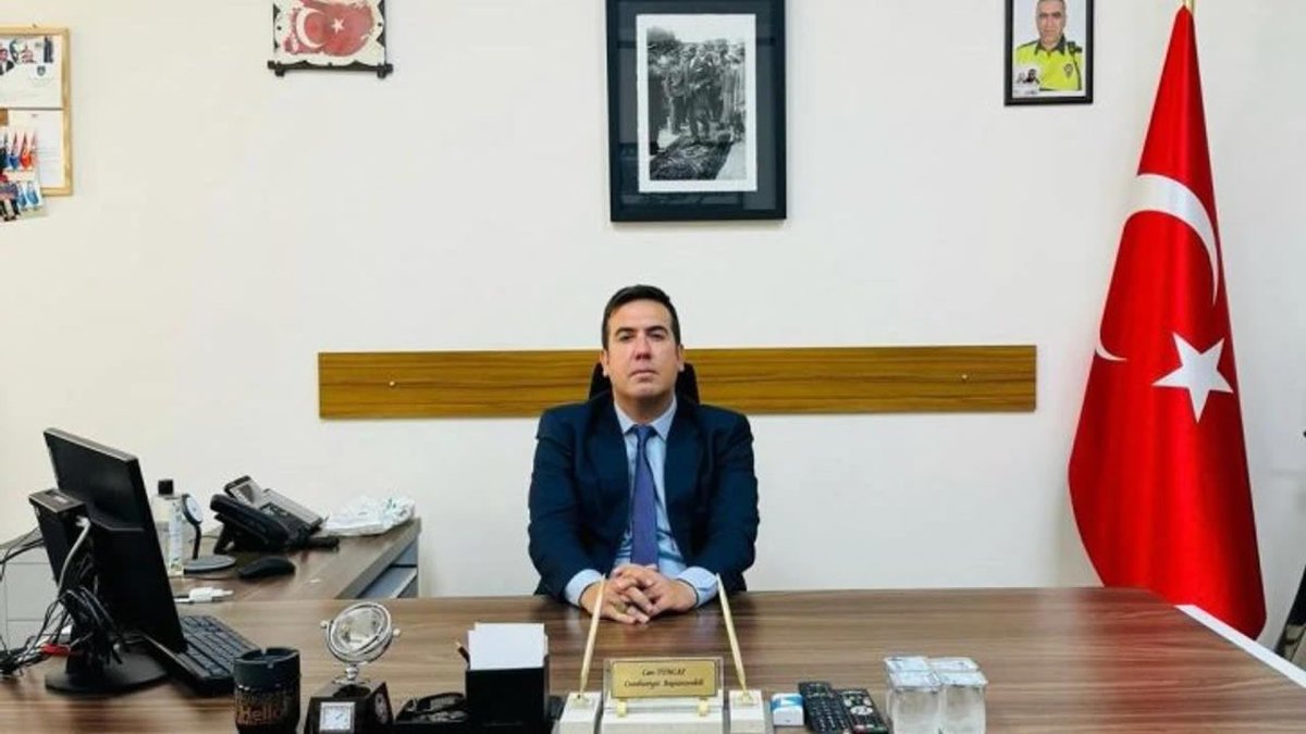 ___Devletci___'s tweet image. “Yiğidin yerine başka bir yiğit geldi, hem de daha sert!”

📍FETÖ, PKK ve DHKP-‘C’ye yönelik operasyonlarıyla tanınan Can Tuncay, Akın Gürlek'in yerine geçti.

Can Tuncay, FETÖ'nün 15 Temmuz Darbe Girişimi'nde darbecilere karşı ilk gözaltı işlemini yapan iki savcıdan biriydi.