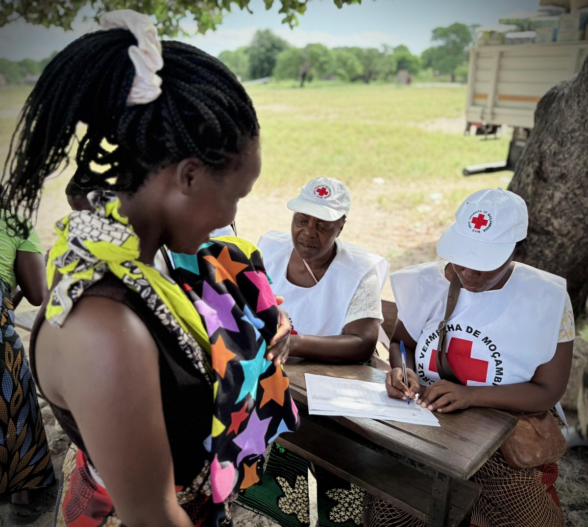 📍Chiaquelane, Chókwè, Gaza Province #Mozambique

<a href="/Red_Cross_Moz/">Cruz Vermelha de Moçambique - CVM</a> has supported 560 families at the Chiaquelane accommodation centre with essential household and hygiene kits, helping families protect their health and dignity after the devastating floods.

In Chókwè alone, floods
