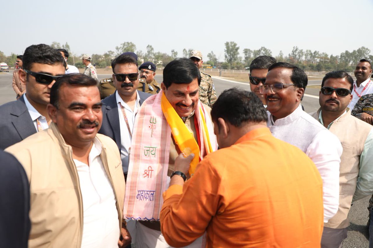 collectorUJN's tweet photo. उज्जैन आगमन पर माननीय मुख्यमंत्री जी का हेलीपैड पर जनप्रतिनिधियों द्वारा आत्मीय स्वागत किया गया। इस अवसर पर जनप्रतिनिधिगण एवं प्रशासनिक अधिकारी उपस्थित रहे।
@CommissionerUJN
#Ujjain #MadhyaPradesh #CMVisit #PublicService #GovernmentOfMP https://t.co/9IB0AzTn2P